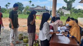 Dinas Koperasi UKM Perindustrian dan Perdagangan Tanjab Barat bersama Agen pelaksana melaksanakan Operasi Pasar Gas Elpiji 3 Kilogram di Kecamatan Senyerang, Rabu (13/4/2022). FOTO : Ist