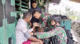 Satgas Yonif R 142/KJ Bantu Layanan Kesehatan Masyarakat di Perbatasan. FOTO : Ist