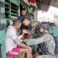 Satgas Yonif R 142/KJ Bantu Layanan Kesehatan Masyarakat di Perbatasan. FOTO : Ist