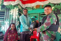 Sambut Perayaan Paskah, Satgas Yonif R 142 Berbagi Kasih Dengan Masyarakat Papua