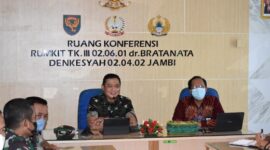 Danrem 042/Gapu saat Rapat tentang Tugas Denwas di ruang rapat Rumkit TK. III 02.06.01 dr. Bratanata, Selasa (19/4/22). FOTO : Penrem.