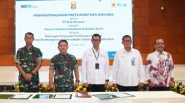 Kasad Jenderal TNI Dudung Abdurachman dan Direktur Utama PT. PLN (Persero) Darmawan Prasodjo tanandatangani Komitmen Bersama di Kantor PLN Pusat Jakarta, Selasa (19/4/22). FOTO : Dispenad.