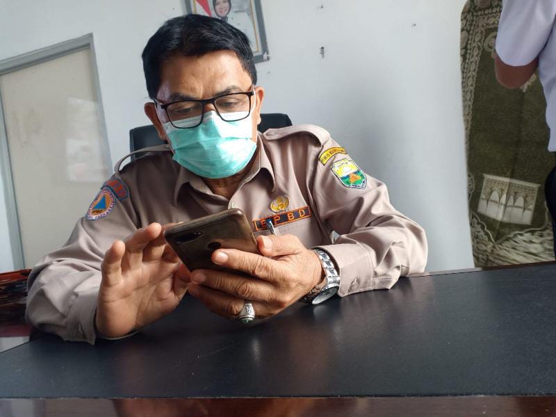 Kepala BPBD Kabupaten Muaro Jambi, Ardanus ketika dikonfirmasi di ruang kerjanya, Selasa (19/4/22). FOTO : Noval.