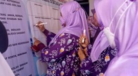 Guru saat menandatangani Komitem bersama Sekolah Ramah Anak, FOTO : Ilustrasi