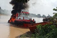 Kapal TB Bojoma 2906 yang Mengalami Kerbakaran Saat Isi BBM. FOTO : Humas PMJ