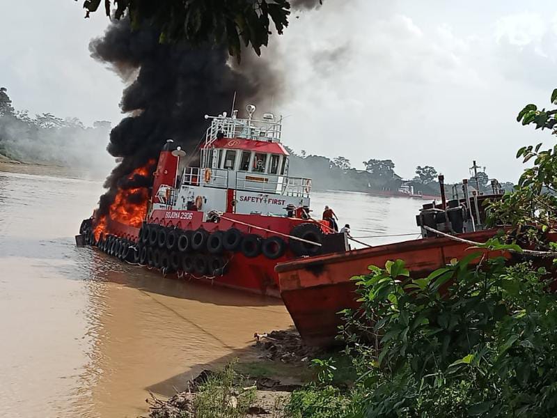 Kapal TB Bojoma 2906 yang Mengalami Kerbakaran Saat Isi BBM. FOTO : Humas PMJ