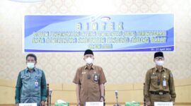Sekda Tanjab Barat H Agus Sanusi didampingi Kepala Inspektorat dan Perwakilan BPKP Provinsi Jambi saat Bimtek SPIP terintegrasi pada Kabupaten Tanjung Jabung Barat 2022, Selasa (19/4/22). FOTO : Ist