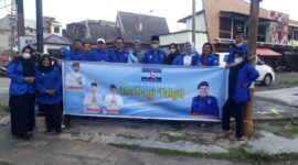 Foto bersama Jamal Darmawan dan Pengurus Partai Demokrat Tanjab Barat usai membagikan Takjil, Selasa (19/4/22). FOTO : Lintastungkal