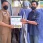 PetroChina Bagikan Simbolis Paket Sembako dan Ratusan Liter Minyak Goreng kepada Masyarakat Wilayah Operasi di Tanjab Timur, Selasa (19/4/22). FOTO : Humas Petro.