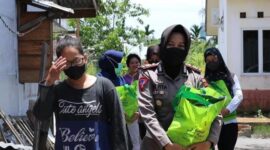 Kasat Lantas Polres Tjb, AKP Devita Efrina, SIK Saat Meminpin Baksos Menbagikan Pakst Sembako Rangka Hari Kartini, Kamis (21/4/22). FOTO : HMS PTJB