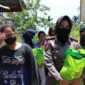 Kasat Lantas Polres Tjb, AKP Devita Efrina, SIK Saat Meminpin Baksos Menbagikan Pakst Sembako Rangka Hari Kartini, Kamis (21/4/22). FOTO : HMS PTJB