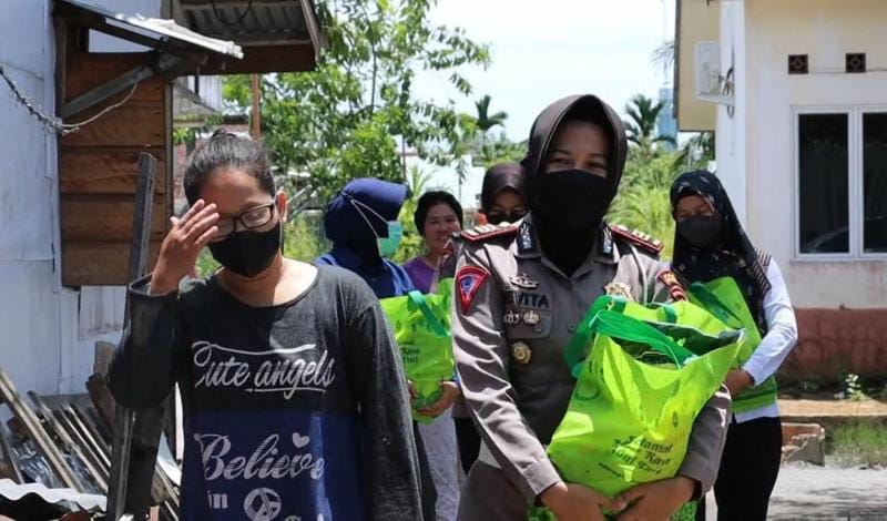 Kasat Lantas Polres Tjb, AKP Devita Efrina, SIK Saat Meminpin Baksos Menbagikan Pakst Sembako Rangka Hari Kartini, Kamis (21/4/22). FOTO : HMS PTJB