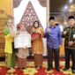 Terima Penghargaan dari OASE KIM, Bupati Tanjabbar Sampaikan Ucapan Selamat ke Yuliawati. FOTO : Ist