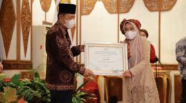 Momen Saat Wakil Gubernur Jambi Drs. H. Abdullah Sani menyerahkan Piagam Penghargaan dari OASE-KIM kepada Yuliawati (Bunda Uly). FOTO : Ist.