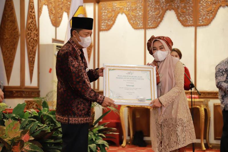 Momen Saat Wakil Gubernur Jambi Drs. H. Abdullah Sani menyerahkan Piagam Penghargaan dari OASE-KIM kepada Yuliawati (Bunda Uly). FOTO : Ist.