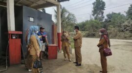 Kopperindag Tanjab Barat, Bagian Ekonomi dan Bagian SDA Setda Tanjab Barat saat melakukan pengecekan disejumlah SPBU. FOTO : Ist
