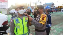 Kapolres Tanjab Barat AKBP Muharman Arta melakukan penyematan Pita tanda Operasi kepada perwakilan Personel yang terlibat dalam pengamanan, Jum'at (22/4/22). FOTO : Ist