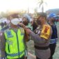 Kapolres Tanjab Barat AKBP Muharman Arta melakukan penyematan Pita tanda Operasi kepada perwakilan Personel yang terlibat dalam pengamanan, Jum'at (22/4/22). FOTO : Ist