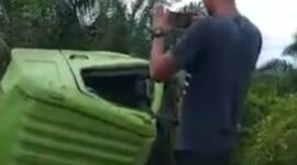 Penampakan Truk CPO Terguling Tabrak Tiang Listrik. FOTO : Ist