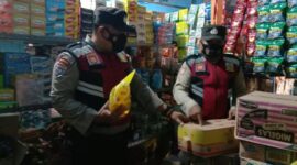 Anggota Polsek Bahar Selatan Patroli dan Monitoring Minyak Goreng di Desa Bukit Subur