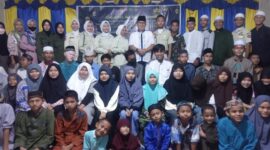 Foto bersama Jamal Darmawan Sie Alumni Menwa dan Menwa Sat 010 Stai An Nadwah beserta Anak Panti Asuhan Aisyah Muhammadiyah Kuala Tungkal, Senin(25/4/22). FOTO : Ist