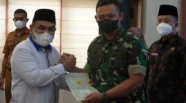 Danrem 042/Gapu, Brigjen TNI Supriono Ketika menghadiri Penyerahan Sertifikat Tanah Wakaf Tahun 2022 di Aula Kanwil ATR/BPN Jambi, Senin (25/4/22). FOTO : PENREM