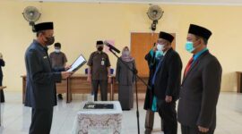 Sekda Tanjab Barat H. Agus Sanusi Saat Prosesi Pelantikan di Aula BKPSDM Tanjab Barat, Senin (26/4/22). FOTO : LT