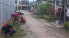 Warga Binaan Pemasyarakatan Kelas IIB Kuala Tungkal saat melaksanakan kegiatan Gotong Royong. FOTO : LT (Diambil sebelum Pandemi Covid-19).
