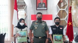 Danrem 042/Gapu Brigjen TNI Supriono secara simbolis menyerahkan Bingkisan kepada Wartawan, Rabu (27/4/22). FOTO : Penrem.
