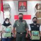 Danrem 042/Gapu Brigjen TNI Supriono secara simbolis menyerahkan Bingkisan kepada Wartawan, Rabu (27/4/22). FOTO : Penrem.