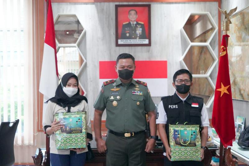 Danrem 042/Gapu Brigjen TNI Supriono secara simbolis menyerahkan Bingkisan kepada Wartawan, Rabu (27/4/22). FOTO : Penrem.