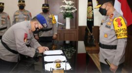 Kapolda Jambi Irjen Pol A. Rachmad Wibowo Saat Lantik AKBP Michael Mumbunan Sebagai Dir Pol Airud di ruang kerja Kapolda, Rabu (27/4/22). FOTO : Ist.