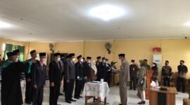 Sekda H. Agus Sanusi Saat Melantik Pejabat Dir. RSUD Suryah Khairuddin dan Pejabat Fungsional, Kamis (28/4/22). FOTO : LT