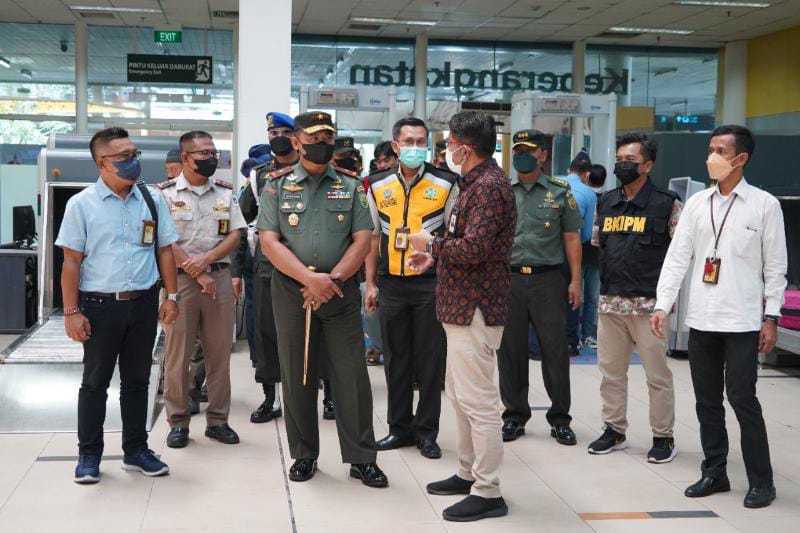 Danrem 042/Gapu Brigjen TNI Supriono Saat Tinjau Terminal Bandara STS Jambi di walayah Jambi, Kamis (28/4/22). FOTO : PENREM.