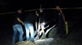 Warga Berupaya Menyumbat Lubang Keluarnya Gas Bercampuŕ Lumpur. FOTO : IST