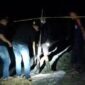 Warga Berupaya Menyumbat Lubang Keluarnya Gas Bercampuŕ Lumpur. FOTO : IST