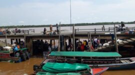 Penumpang turun dari Pelabuhan naik Speedboat menuju Kampung Halaman. FOTO : Lintastungkal