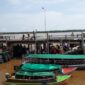 Penumpang turun dari Pelabuhan naik Speedboat menuju Kampung Halaman. FOTO : Lintastungkal
