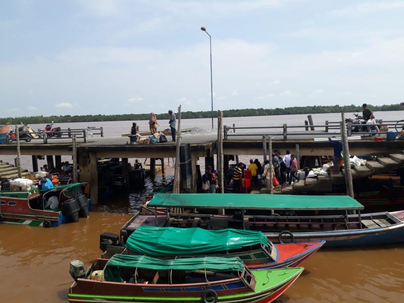 Penumpang turun dari Pelabuhan naik Speedboat menuju Kampung Halaman. FOTO : Lintastungkal