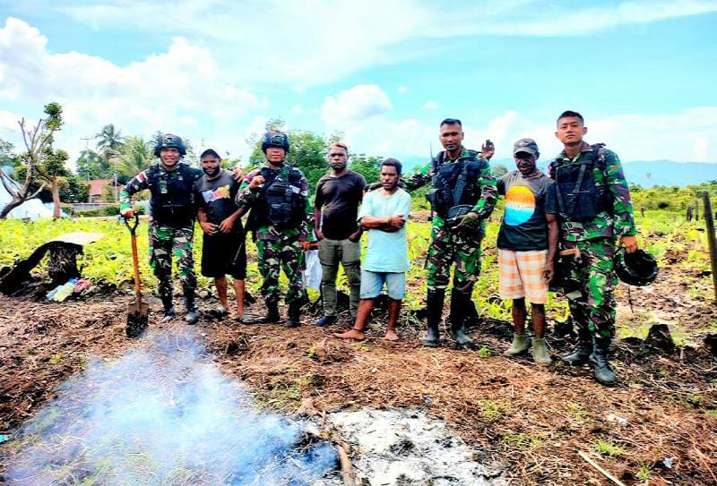 TNI Diperbatasan Bantu Warga Bercocok Tanam