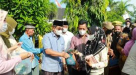 Didampingi Kadis Kopperindag Syafriwan, Bupati H Anwar Sadat secara simbolis menjual Daging Sapi kepada Warga, Jum'at (29/4/22). FOTO : Ist