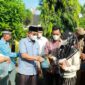 Didampingi Kadis Kopperindag Syafriwan, Bupati H Anwar Sadat secara simbolis menjual Daging Sapi kepada Warga, Jum'at (29/4/22). FOTO : Ist