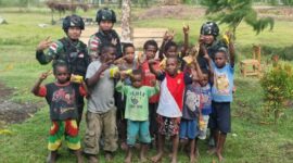 Begini Cara Satgas Pamtas Yonif R 142/KJ Berbagi Kebahagiaan Lebaran Bersama Anak Papua