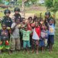 Begini Cara Satgas Pamtas Yonif R 142/KJ Berbagi Kebahagiaan Lebaran Bersama Anak Papua