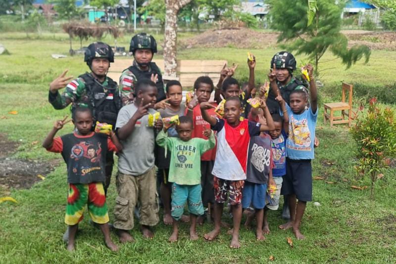 Begini Cara Satgas Pamtas Yonif R 142/KJ Berbagi Kebahagiaan Lebaran Bersama Anak Papua