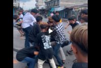 Tangkapan Layar Video Aksi Sekompok Remaja Saling Pukul Saat Idul Fitri di Kuala Tungkal.