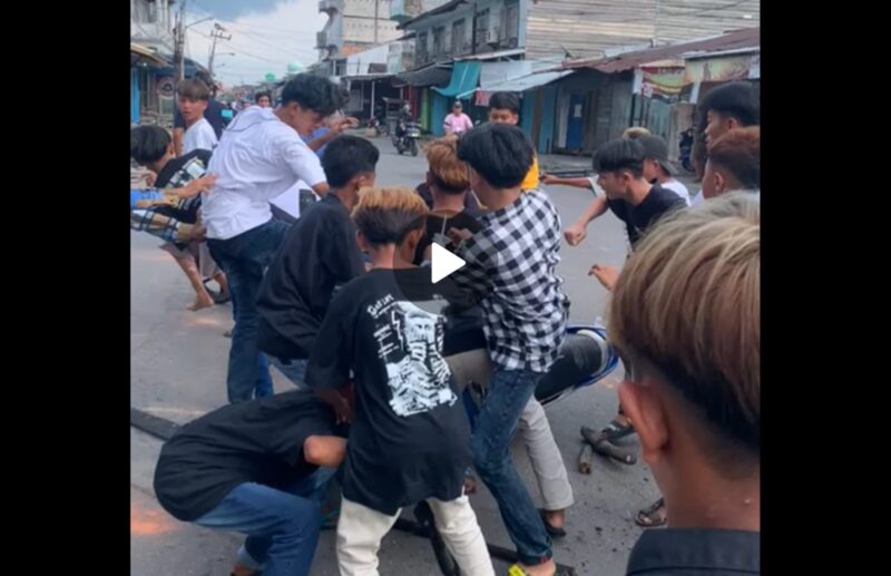 Tangkapan Layar Video Aksi Sekompok Remaja Saling Pukul Saat Idul Fitri di Kuala Tungkal.
