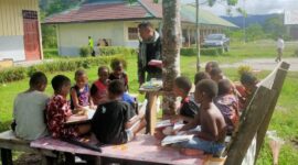 Satgas Yonif R 142 Ajari Anak Papua Membaca. FOTO : Ist