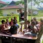 Satgas Yonif R 142 Ajari Anak Papua Membaca. FOTO : Ist
