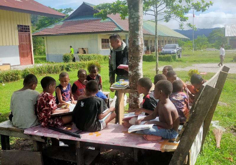 Satgas Yonif R 142 Ajari Anak Papua Membaca. FOTO : Ist